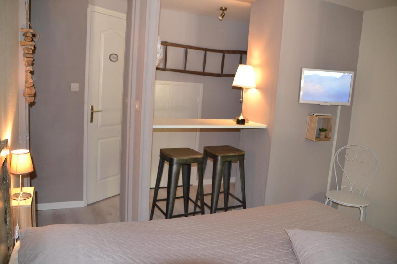 Maison Sous Le Pont Bed & Breakfast Meyras Bagian luar foto