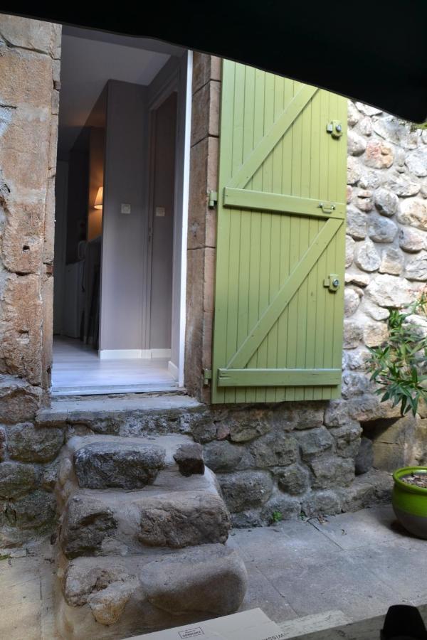 Maison Sous Le Pont Bed & Breakfast Meyras Bagian luar foto