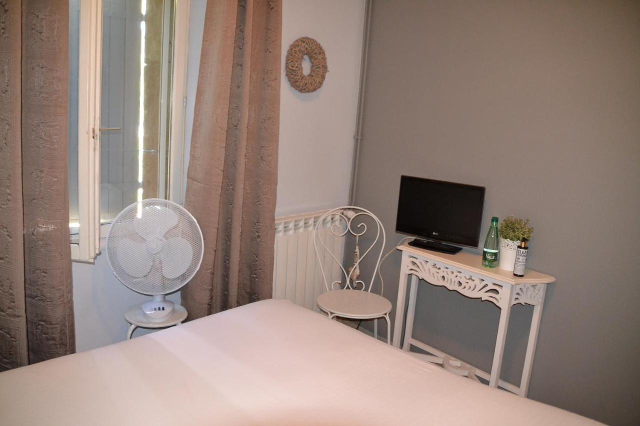 Maison Sous Le Pont Bed & Breakfast Meyras Bagian luar foto