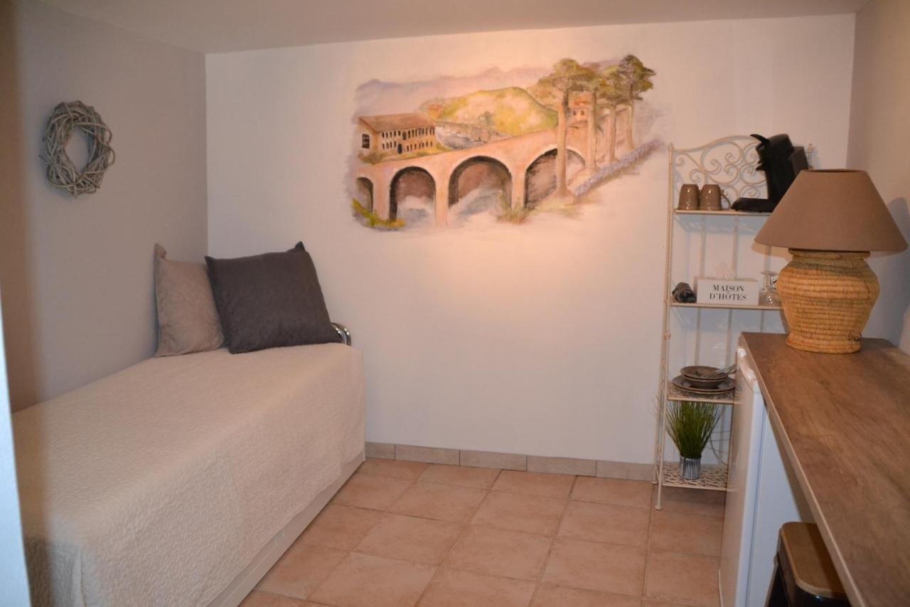 Maison Sous Le Pont Bed & Breakfast Meyras Bagian luar foto
