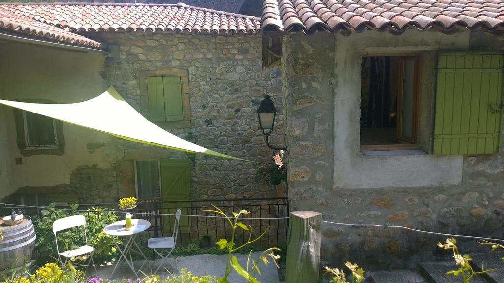Maison Sous Le Pont Bed & Breakfast Meyras Bagian luar foto