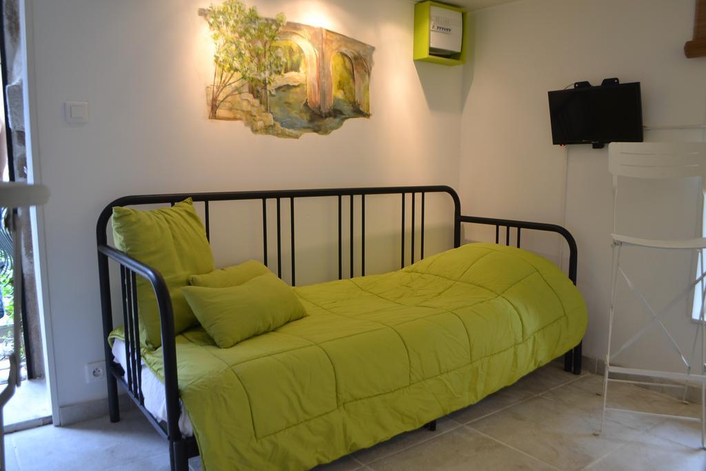 Maison Sous Le Pont Bed & Breakfast Meyras Bagian luar foto