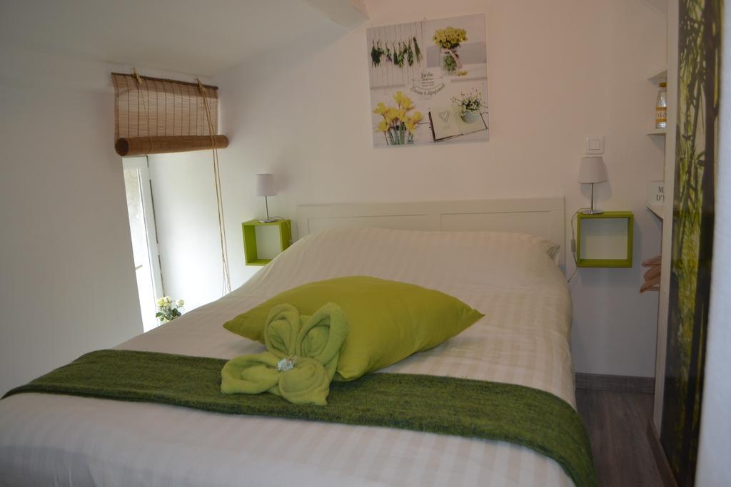 Maison Sous Le Pont Bed & Breakfast Meyras Bagian luar foto