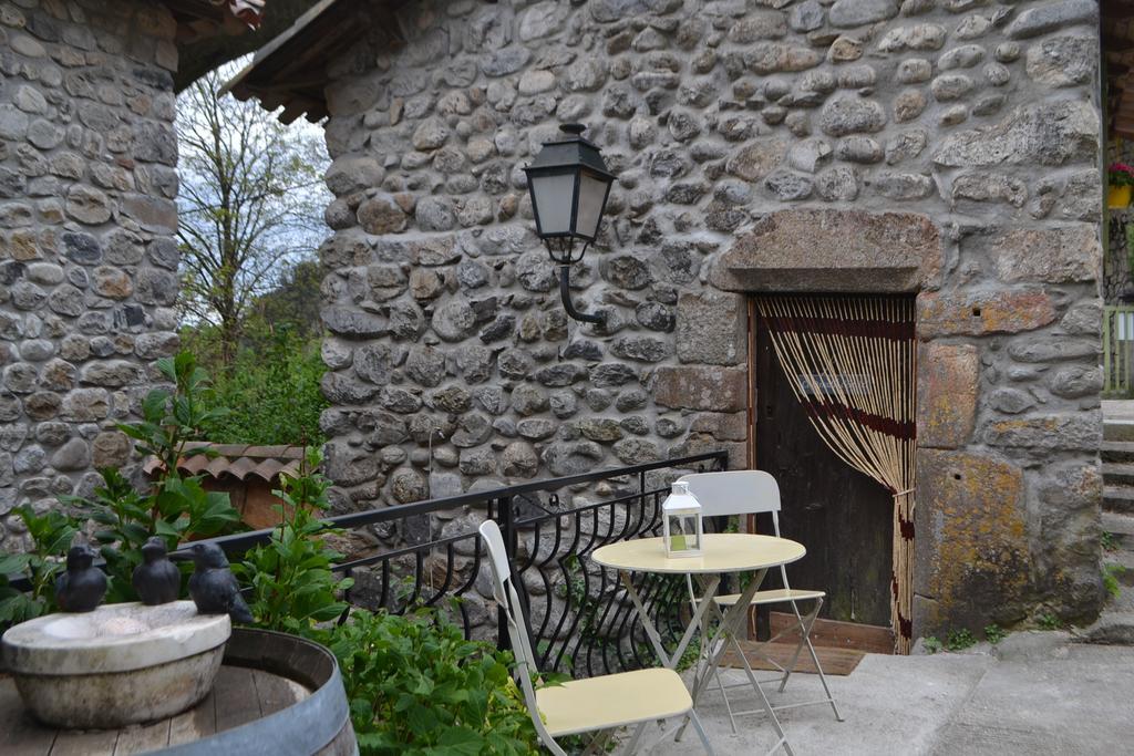Maison Sous Le Pont Bed & Breakfast Meyras Bagian luar foto